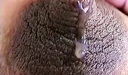 Ragazza carina con pantaloni stretti, il fumo durante porche nude il massaggio