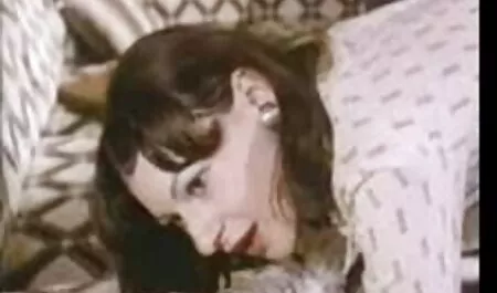 Mulatto con bel corpo strofina la foto vecchie porche sua vagina contro la pelle chiara, amico, membro