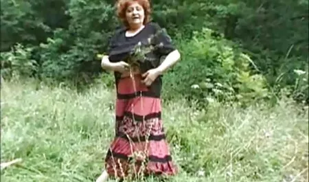 Gli studenti donne in carne porche fanno sesso nella foresta con i rami