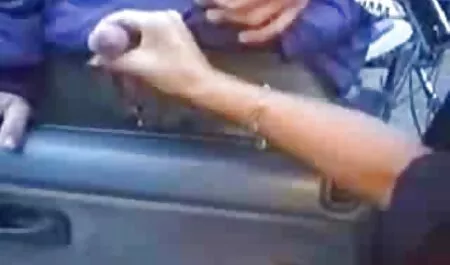 Pikaper porcone vecchie mangiare il suo nuovo amante in macchina.