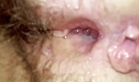 Giovane milf figa con uno spazzolino sessantenni porche da denti e la scrittura