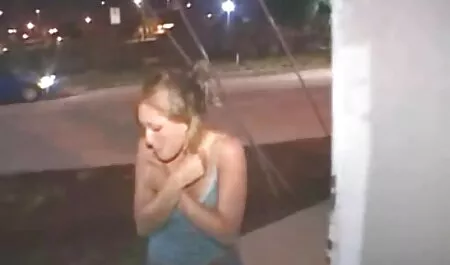 Ragazza nuda in piscina tirando mature molto porche delicatamente coperchio