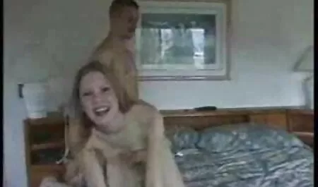 Un muscolo, la ragazza casalinghe porche italiane pianta una ragazza.