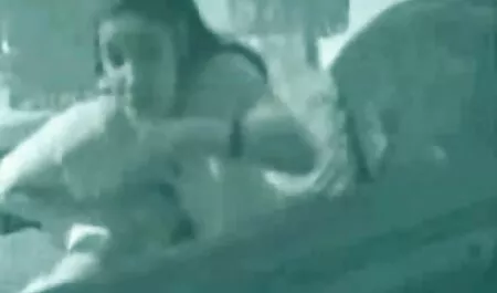 Una donna mature porche nude al lavoro.