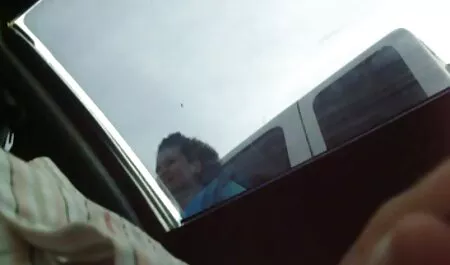 I lavoratori sono a casa nel cottage. mamme porche amatoriali