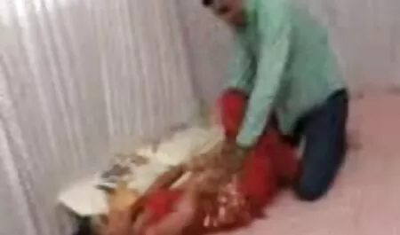 Un ragazzo mangia donne porche napoletane una ragazza nera nelle lacune