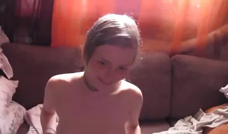 Davanti agli occhi di tutte le persone rovinate ustioni nere donne veramente porche nella figa in un bar