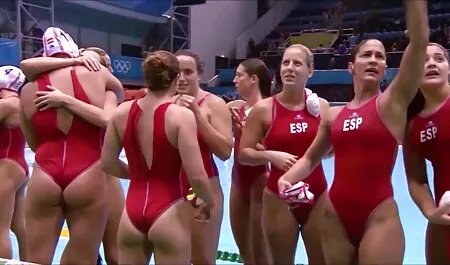 Ragazze nonne porche russe che si baciano appassionatamente a una festa privata