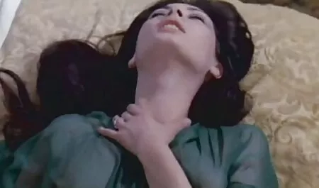 Una donna nutre marito video nonne porche sulla macchina fotografica.