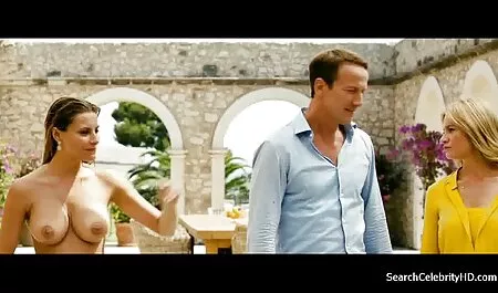 Una ragazza si siede su di lei e fa vecchie porche l'amore con lei.