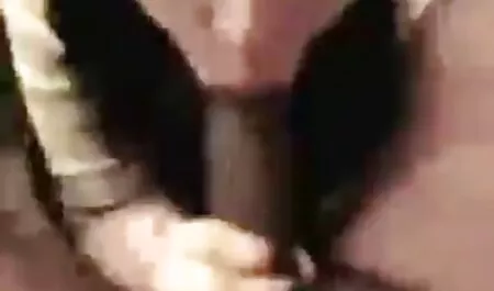 Bellezza Ha divertimento dito lei liscio micio con un rosa anziane zozze dildo