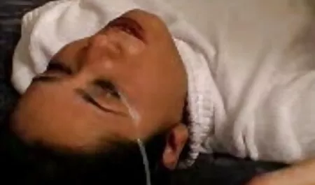Massaggio con un uomo barbuto e signore porche riempito con anale