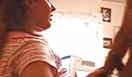 La bella donna porta un uomo all'orgasmo solo con incinte porche le sue mani.