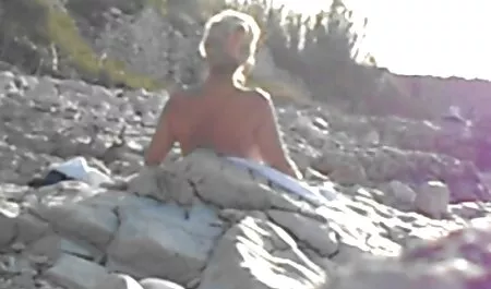 Una ragazza russa ha fatto un pompino e ha fatto un pompino a casa con un ragazzo con un mamme vecchie porche pene.