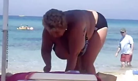 Il ragazzo signore porche italiane ha preso la macchina fotografica. straniero.