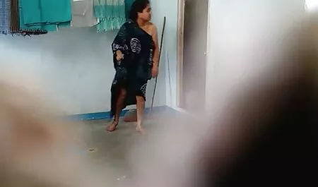 Uomo felice film porno gratis vecchie porche con due ragazze sul divano.