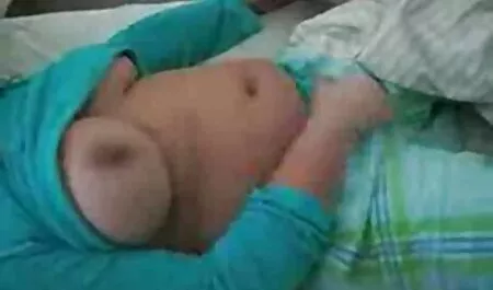 Un controllo della macchina ha portato Sandra all'orgasmo. video signore porche