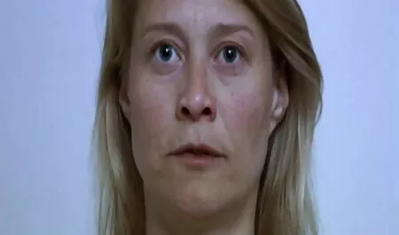 Le donne posano femmine porche in calze senza indossare un reggiseno