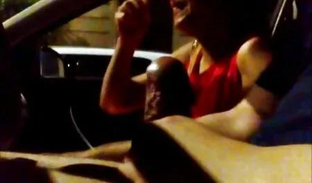 Un uomo mangia un nonne tedesche porche grande uomo in un altro posto.