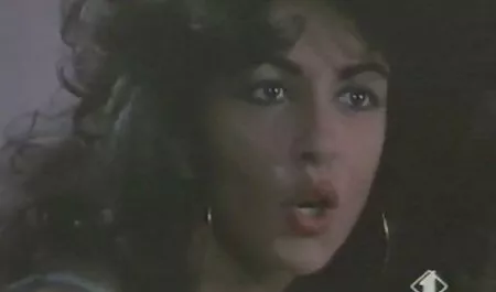 Il marito dai capelli grigi mangia la ragazza duramente grasse e porche e la fa urlare come orgasmo.