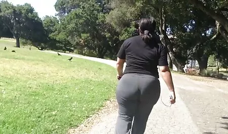 Amo i suoi pantaloni troie molto porche rossi e mostrando un cappello per un cancro.