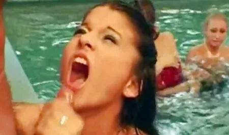 Due amiche belle donne porche fanno sesso con gli uomini in bagno.