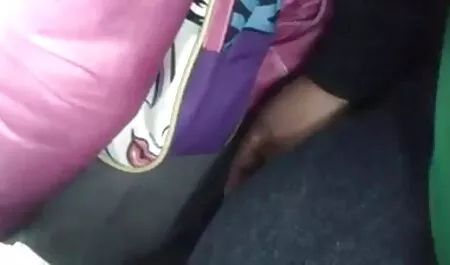Donna ha trovato la vagina nuda sotto un vecchie donne porche bel vestito.