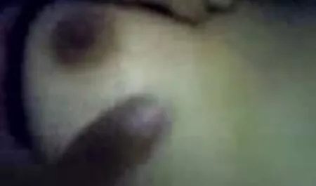 Una nonne porche inculate ragazza mette il dito su suo figlio e lo scopa in una chat di sesso Ruskams.
