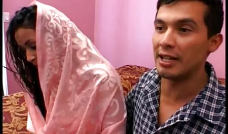 Un uomo con gli occhi marroni, si nonne porche gratis vuole intervistare.