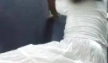 Marito porche vecchie italiane e fidanzata su macchina fotografica