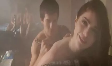 Un'infermiera che donne porche pelose si prende cura di un paziente con un pompino