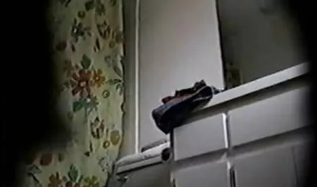 Lei per grandi tette e gioca porche puttane schiavo in mano.