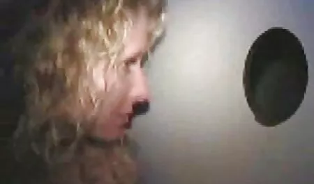 Jessica porno vecchie porche in una gonna corta mangiare un uomo sulla strada