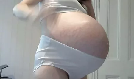Bambino in una mano, nonne troie pompinare parlando con un pene forte