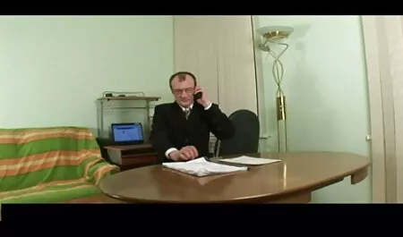 Lei pasticciare con il ragazzo e ha sesso sulla macchina fotografica. tette porche