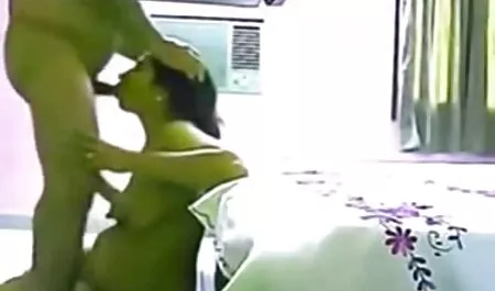 Una ragazza apre un porcellone mature buco nella figa con uno scudo.