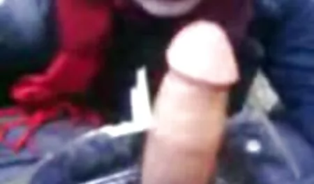 Slave si inginocchia davanti a vecchie porche donne nude