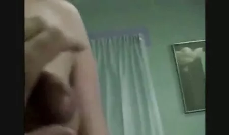 La bruna ha lasciato l'uomo mamme porche pollo nel culo.