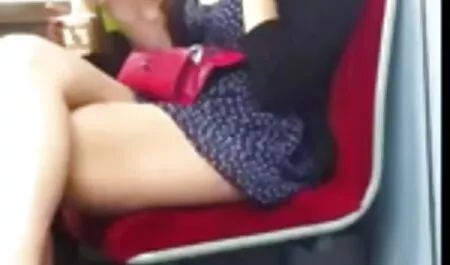 Uomo barbuto che mangia bionda porche donne mature con le pistole.