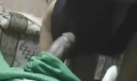 Una giovane donna soffoca a letto con il suo mogli porche italiane capo al lavoro.