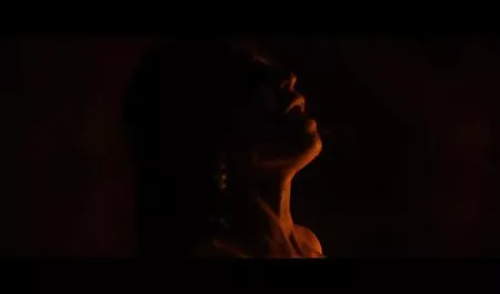 Ragazza nonne porcellone che fuma.