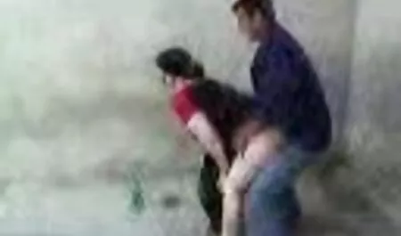 Un uomo con crostacei piegato, gay, ha messo la lunghezza del pallone vecchie porche tettone al punto