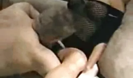 18-year-old bionda donne porche racconti in calze blu si siede al tavolo e mostra le sue tette.
