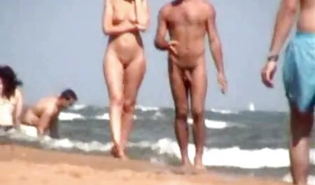 Le donne ordinarie fumano mamme porche amatoriali nere e dilatano i piedi.