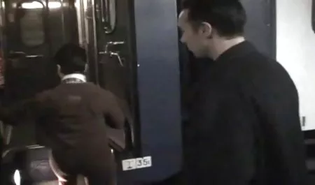 Una troia mette un giocattolo nella sua vagina e la donne porche senza mutande ragazza.