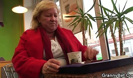 I maschi alfa porcone anziane attirano una ragazza che è molto sottile sul pene.