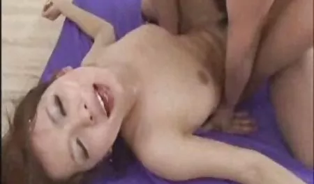 La ragazza che ha perforato l'ombelico, preme xxx nonne porche il pene strettamente nella vagina.