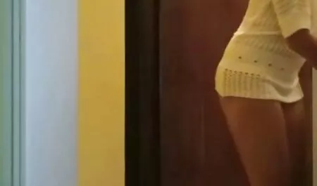 Lei film donne porche succhia cazzi attraverso un buco nel muro e ingoiare