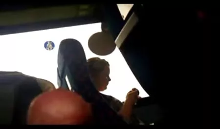 Boss spinge una scrivania con video porno vecchie porche un dito, e una segretaria.