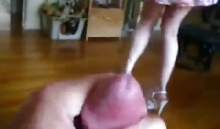 Bella bambola con un bel cappello Masturbazione sul letto. donne mature porcone